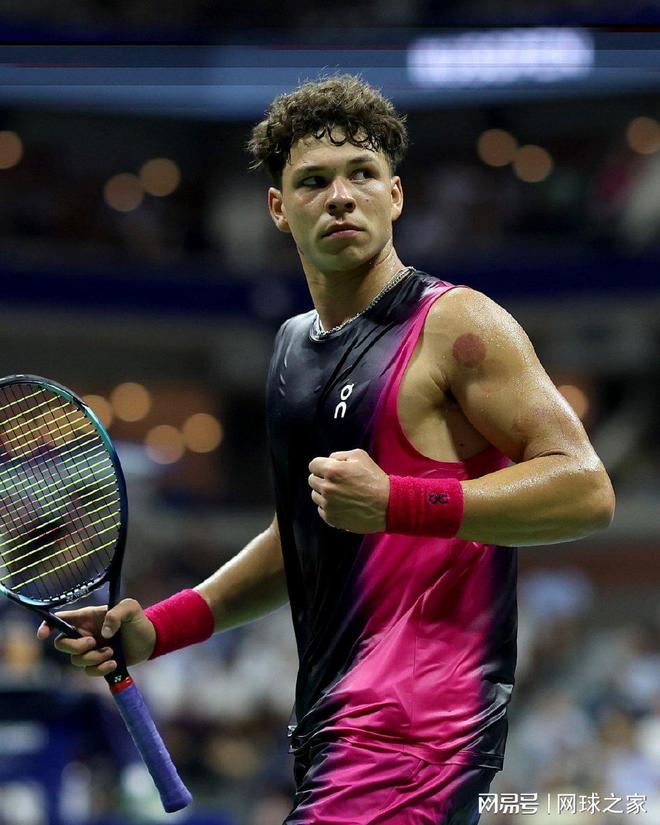 她这种毫不 她这种毫不